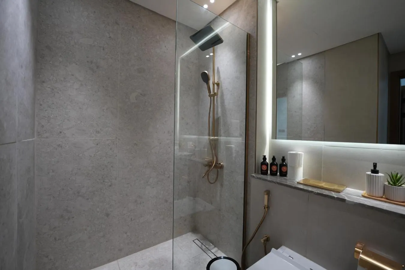 Easygo- Lavish 2Br In The Heart Of Jvc Binambr Apartment Dubai