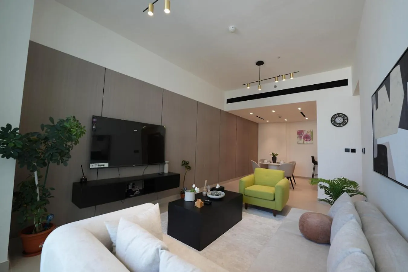 Easygo- Lavish 2Br In The Heart Of Jvc Binambr Apartment Dubai