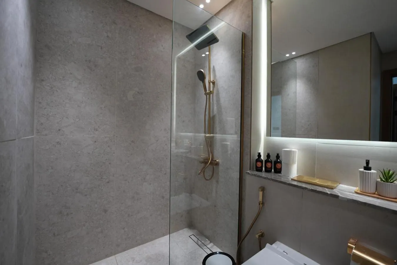 Easygo- Lavish 2Br In The Heart Of Jvc Binambr Apartment Dubai United Arab Emirates