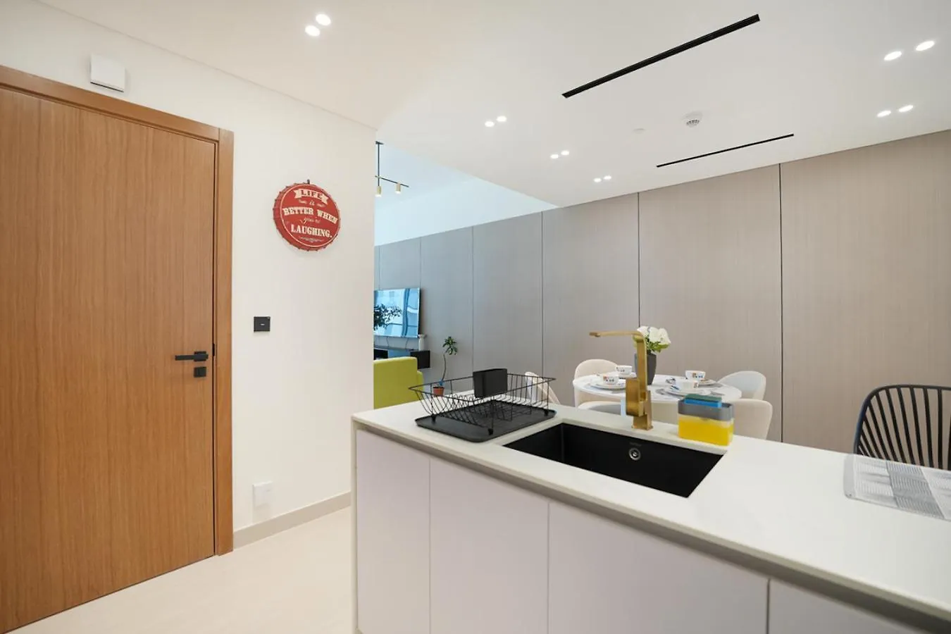 Ferienwohnung Easygo- Lavish 2Br In The Heart Of Jvc Binambr Dubai