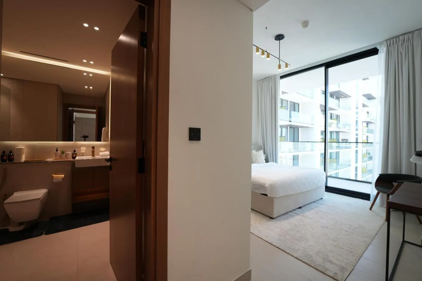 Ferienwohnung Easygo- Lavish 2Br In The Heart Of Jvc Binambr Dubai