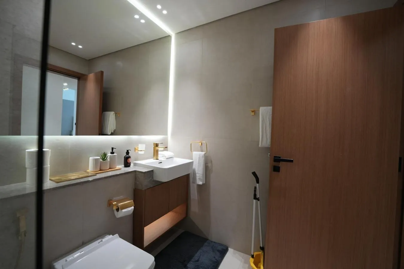 Ferienwohnung Easygo- Lavish 2Br In The Heart Of Jvc Binambr Dubai